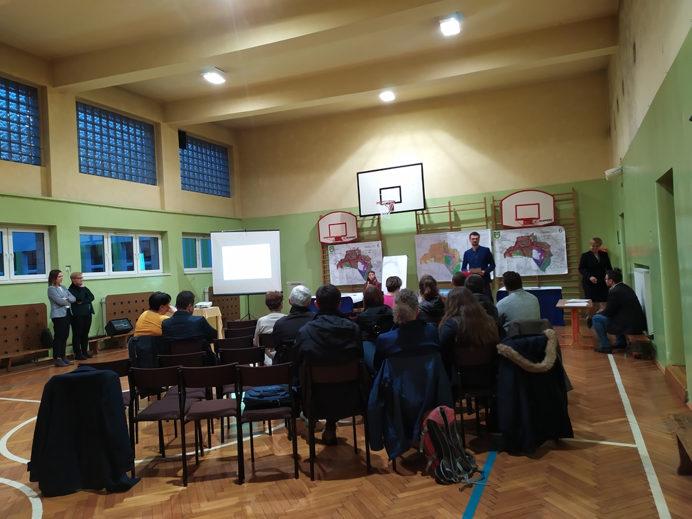 Zdjęcie przedstawia spotkanie warsztatowe, które odbyło się w dniu 4 marca 2020 r. w Szkole Podstawowej Nr 4 w Radlinie, w związku z przystąpieniem do sporządzenia zmiany miejscowego planu zagospodarowania przestrzennego dla miasta Radlina (MP18)